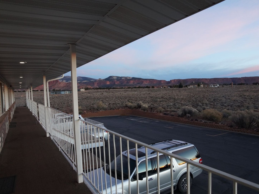 Broken Spur Inn主图