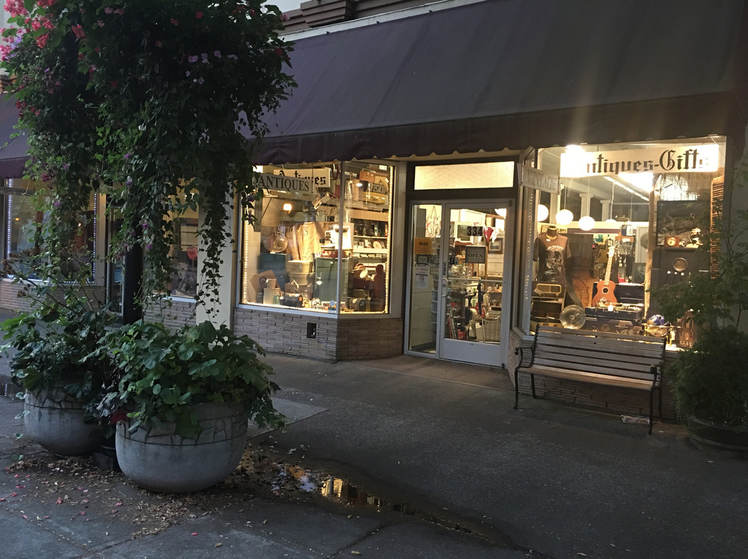 McMinnville Antiques Mall景点图片