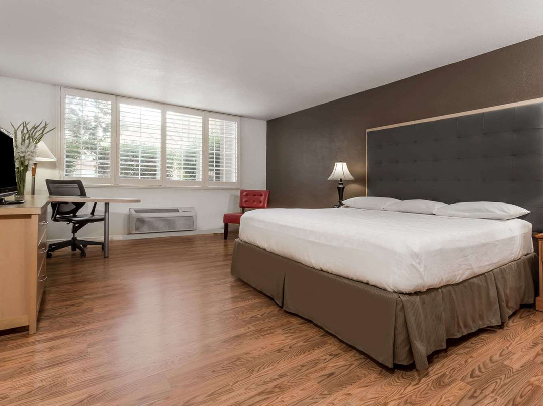 戴维斯戴斯酒店主图