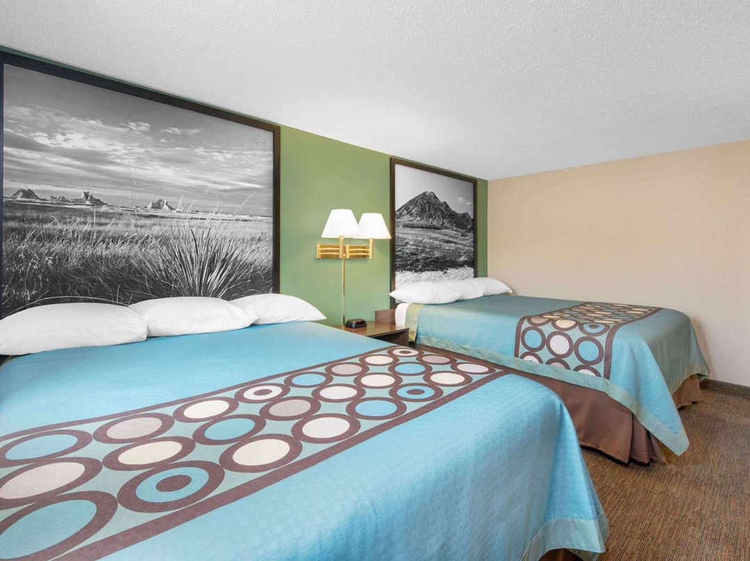 Super 8 by Wyndham Pierre SD主图