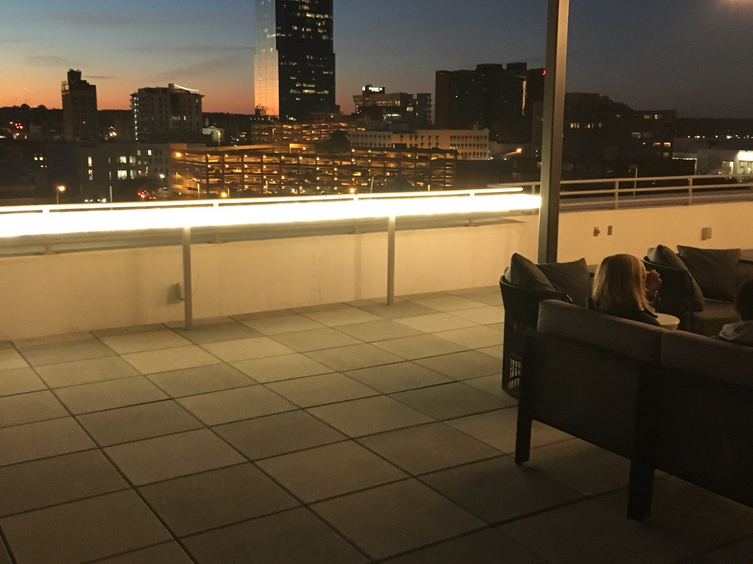 Agāsi 7: Rooftop Bar and Kitchen