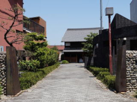 Nishi-Biwajimacho Tonya Memorial Hall