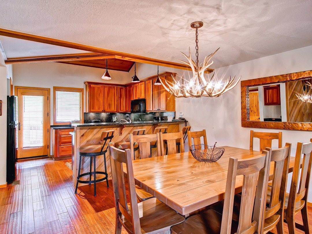 Ridgepoint Townhomes by East West Hospitality