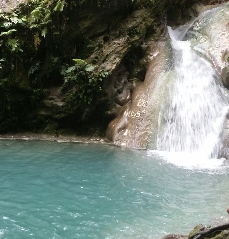 Tesbatan Waterfall景点图片