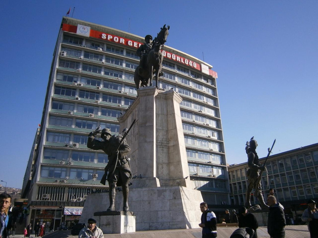 Equestrian Statue of Kemal Ataturk景点图片