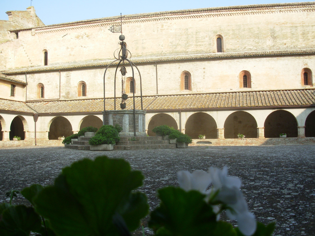 Abbazia Di Chiaravalle Di Fiastra景点图片