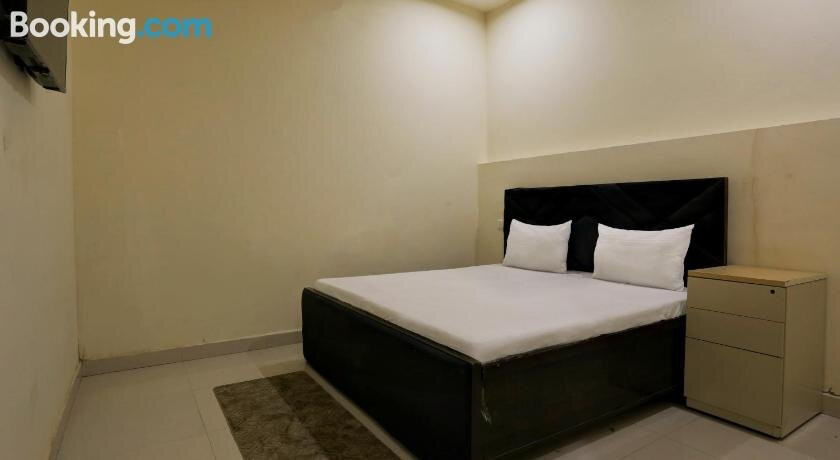 OYO 815316 Hello Home Hotel