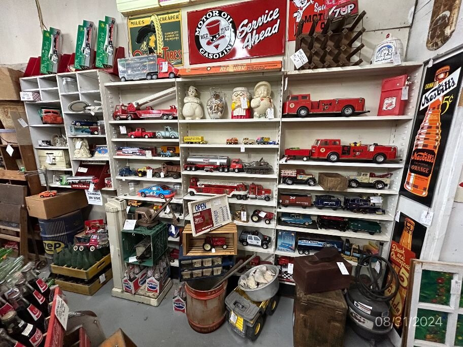 Trackside Antiques景点图片
