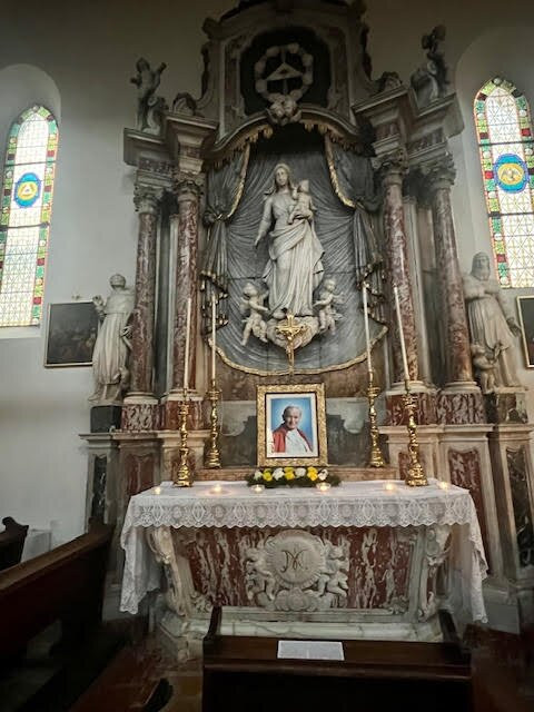 Church of St Mary of the Snow-Cres必去景点