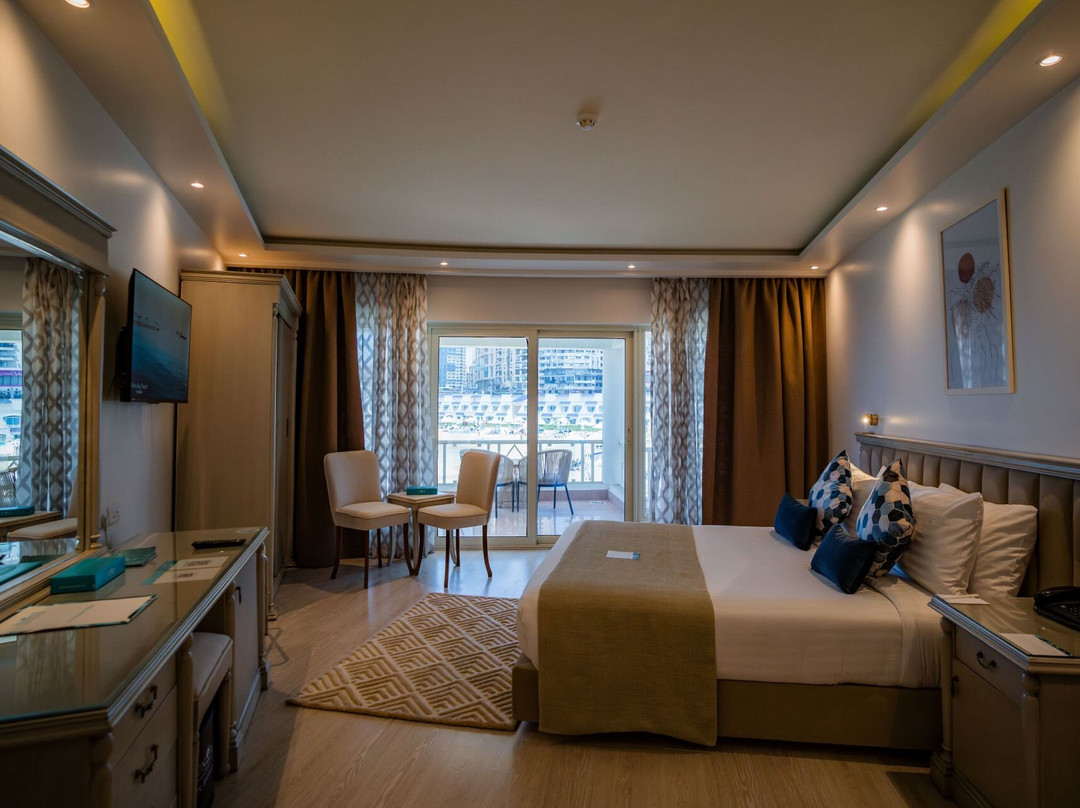 地中海阿祖尔酒店主图