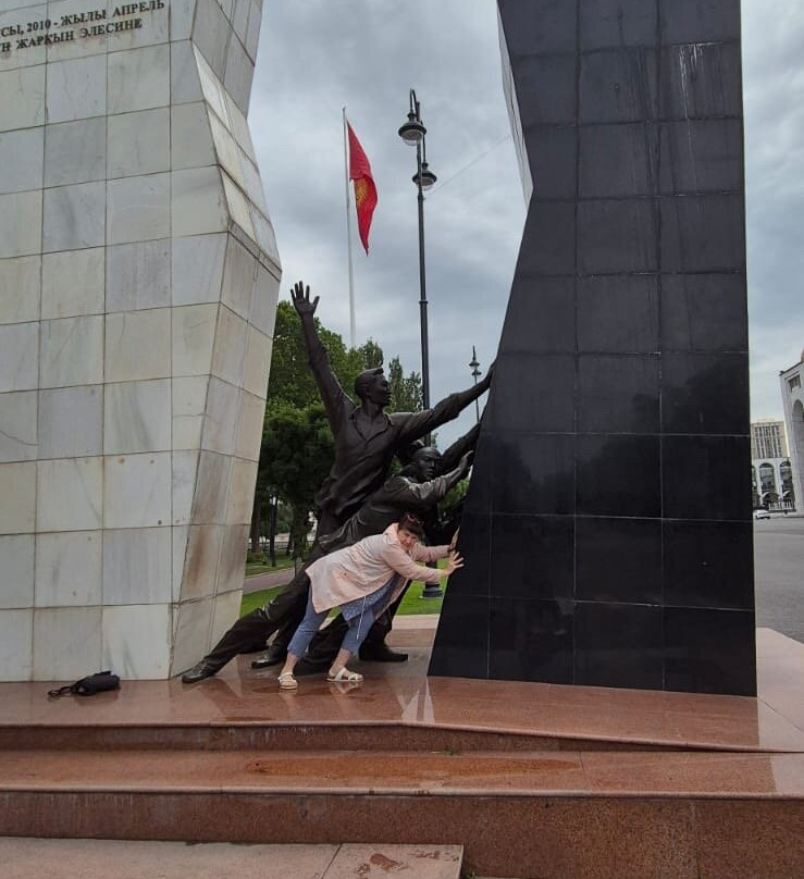 Monument to Those Who Died For Freedom-比斯凯克必去景点