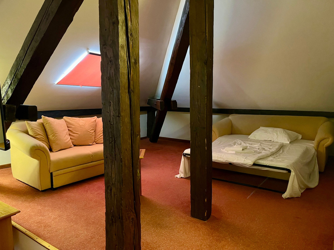 卢弗兰酒店主图