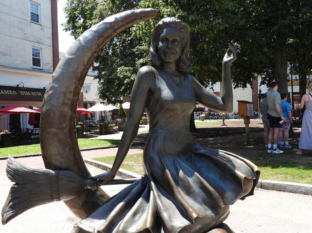 Bewitched Statue of Elizabeth Montgomery-塞勒姆必去景点