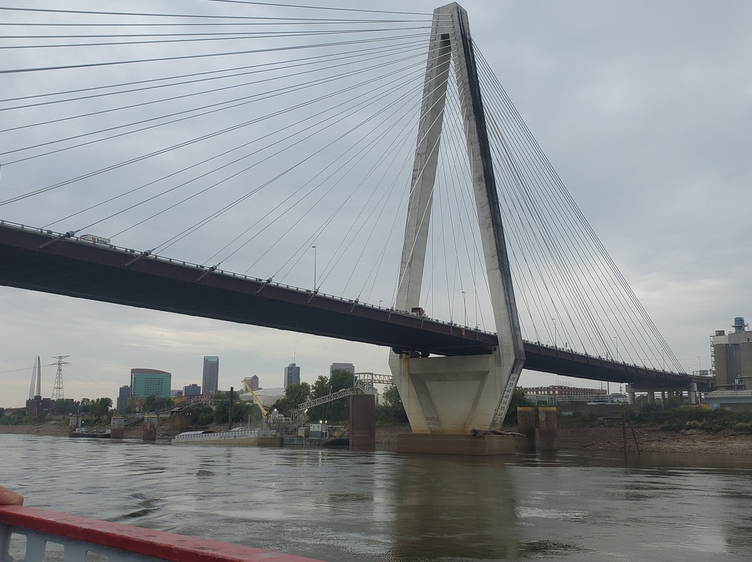Riverboats at the Gateway Arch-圣路易斯必去景点