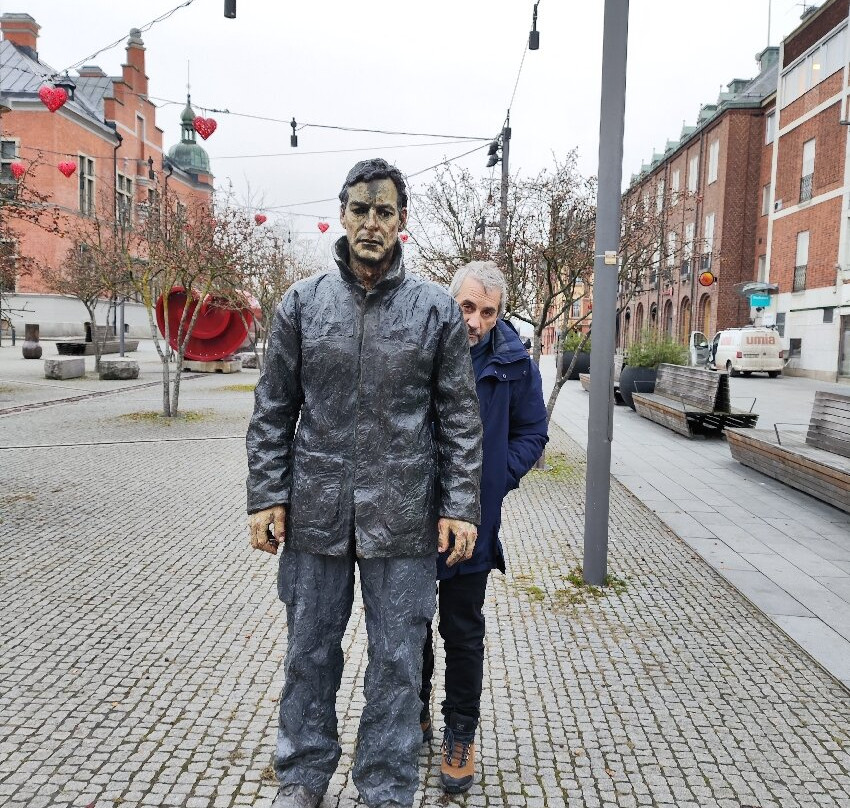 Standing Man-于默奥必去景点