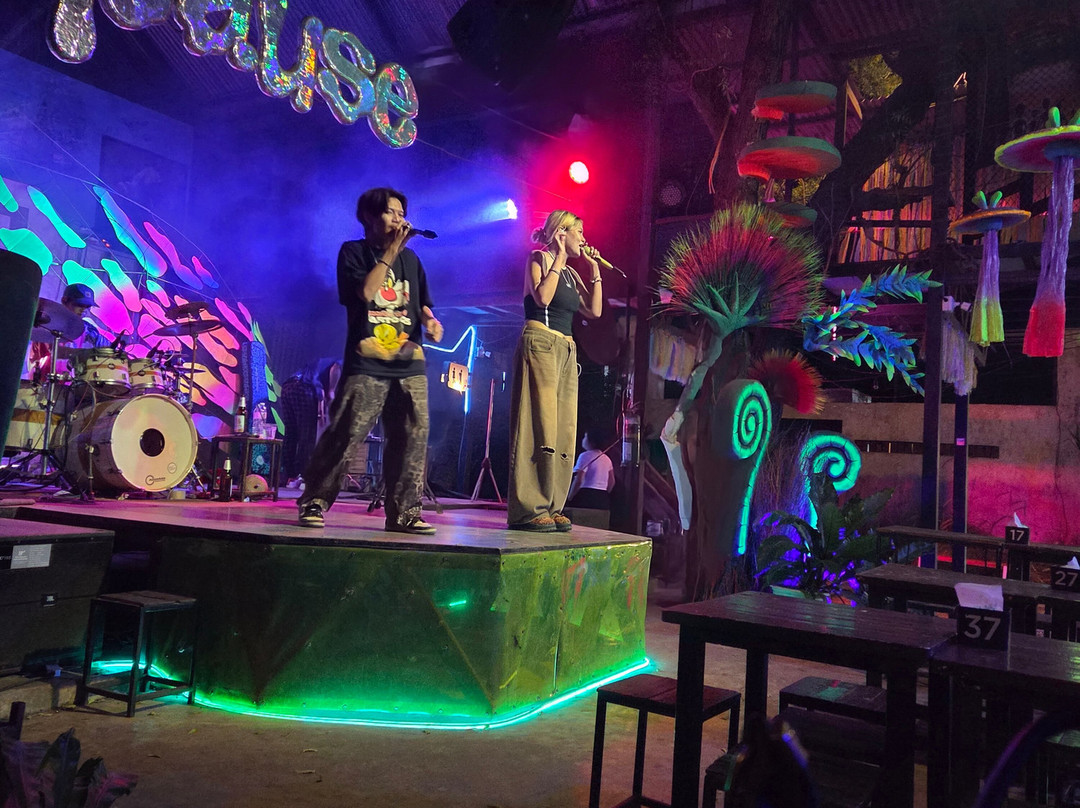 PAUSE度假村和酒吧主图