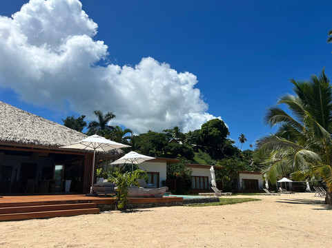 潮汐河段度假酒店主图