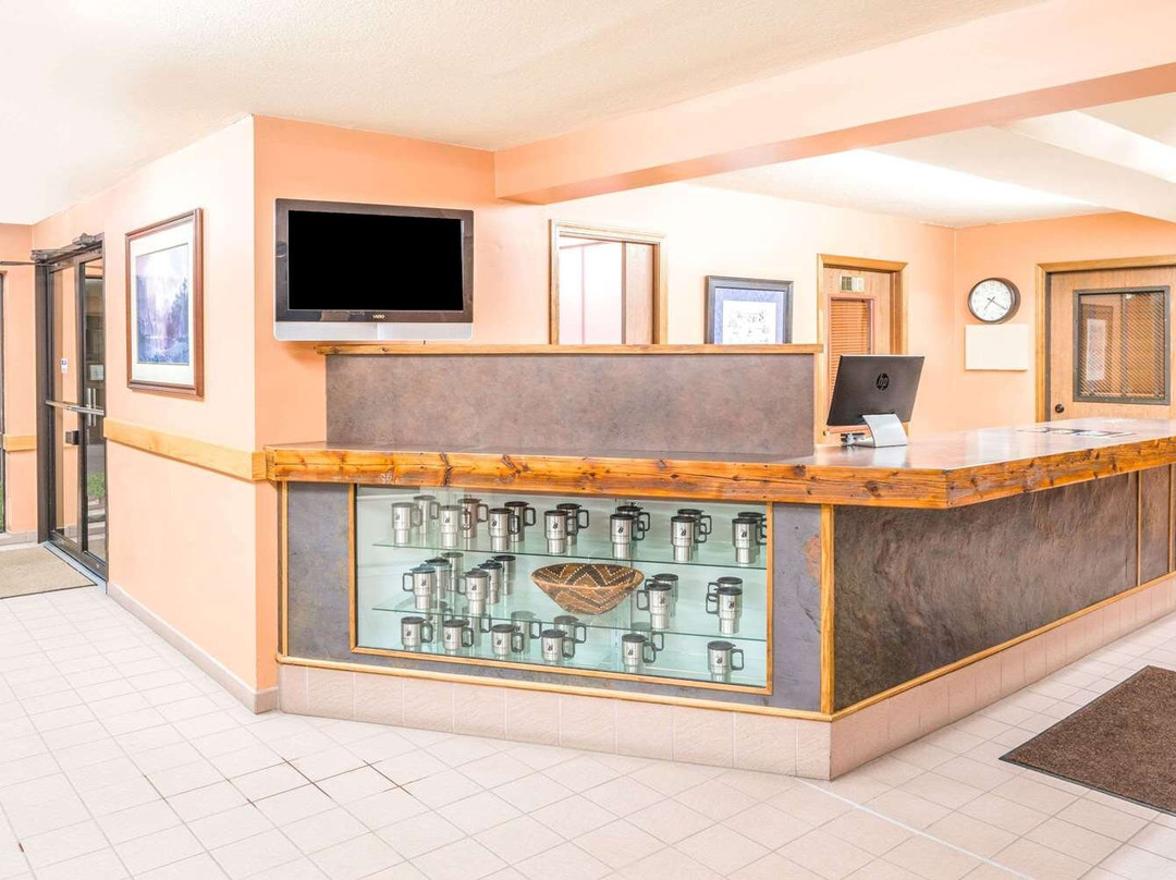 圣雷吉斯速8酒店主图