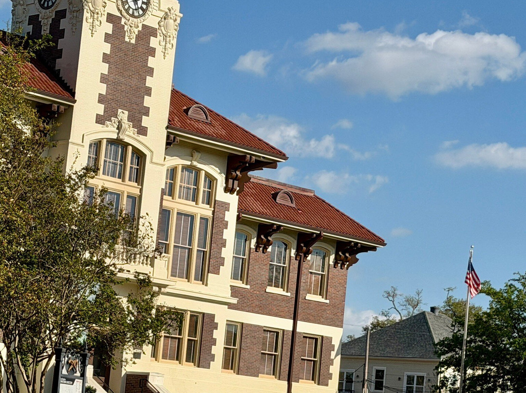 1911 Historic City Hall Arts & Cultural Center-莱克查尔斯必去景点