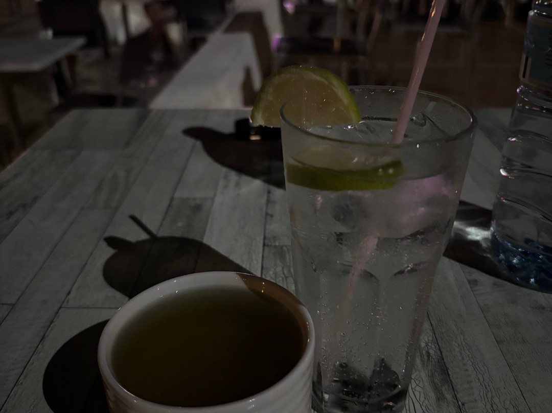 蕊花海滩度假酒店主图