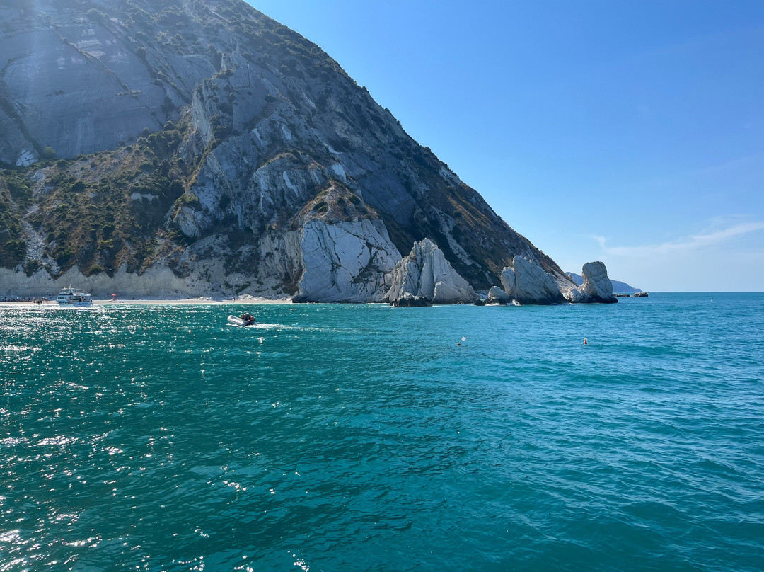 Spiaggia Delle Due Sorelle-Sirolo必去景点