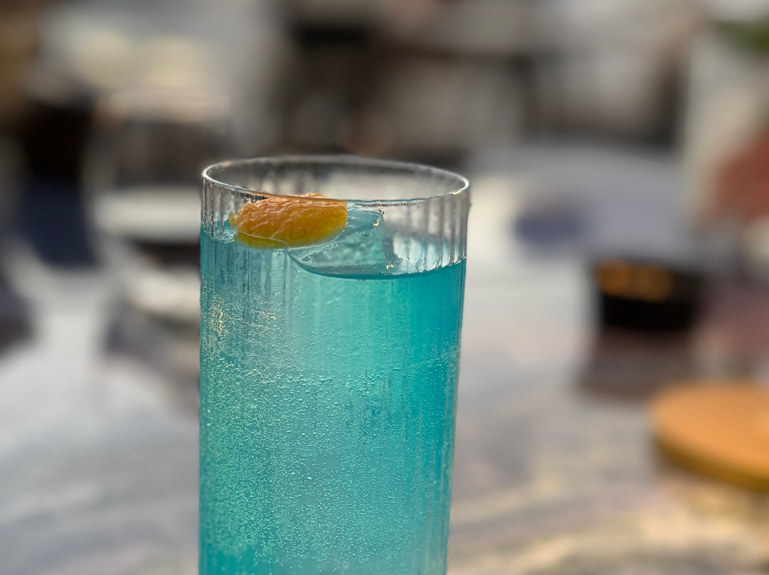 阿斯特拉套房酒店主图
