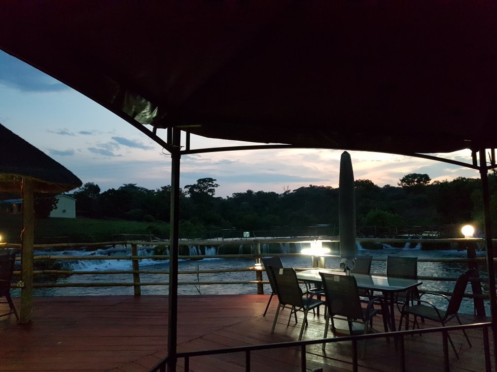 Georgies Bar & Grill-官方