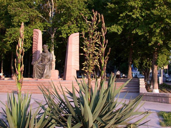 苦盏旅游景点-Kamal Khujandi Statue