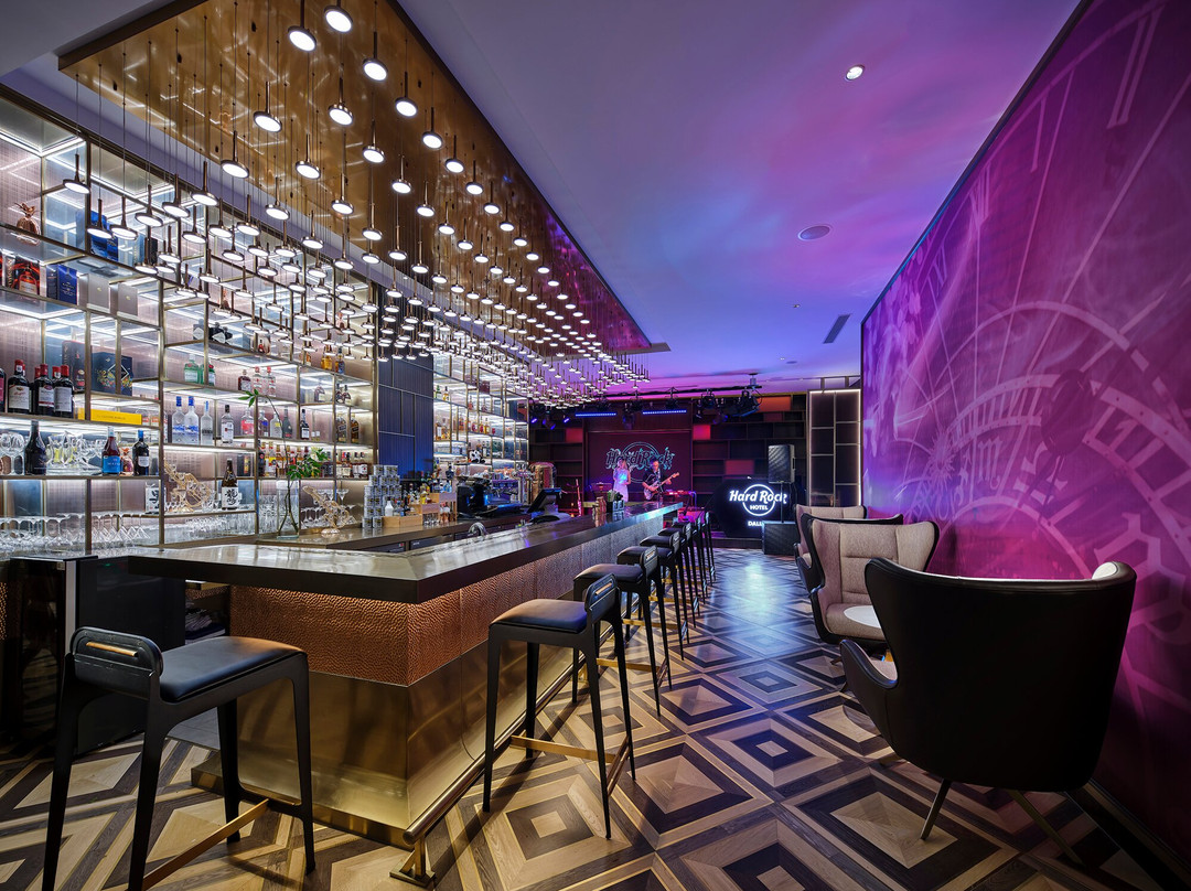 GMT +8 LOBBY BAR