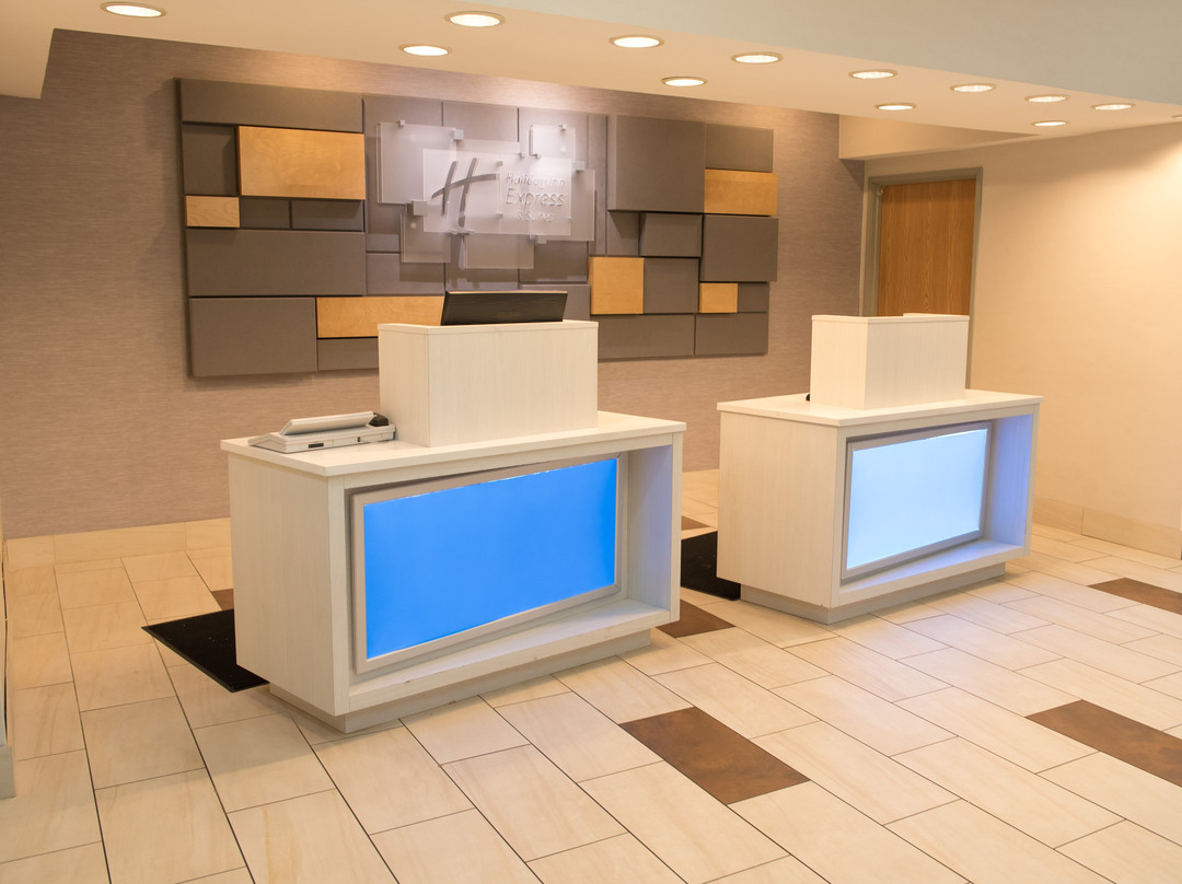 南埃尔克哈特快捷假日&套房酒店主图