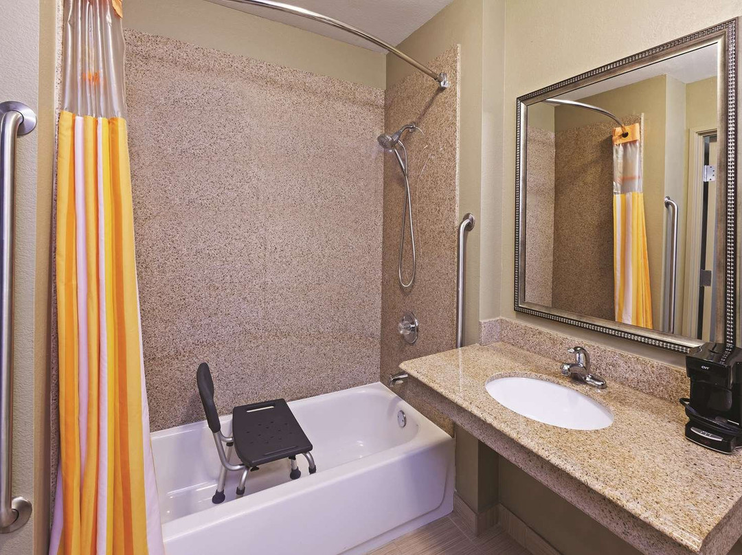 La Quinta Inn & Suites by Wyndham Paris主图