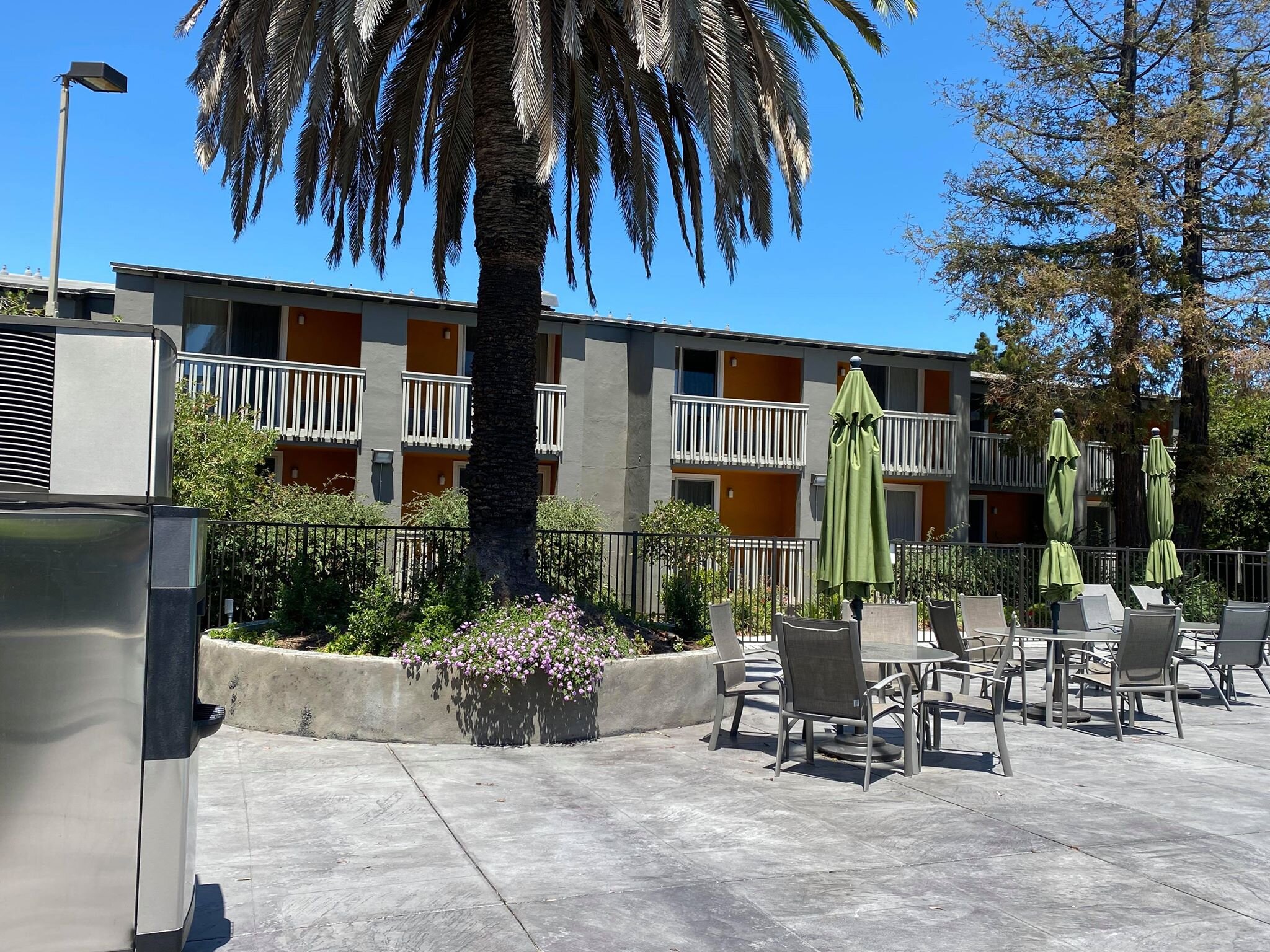 莱德伍德城晚安旅馆-泳池