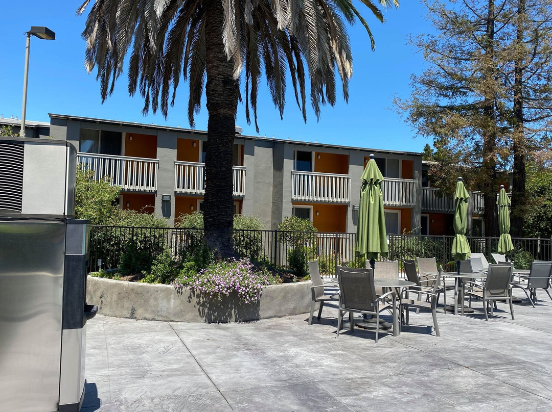 莱德伍德城晚安旅馆主图