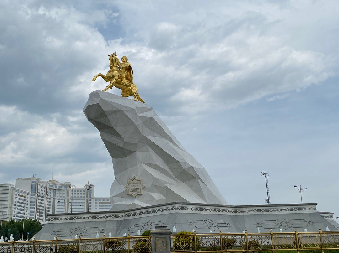 Statue of the President Arkadag景点图片