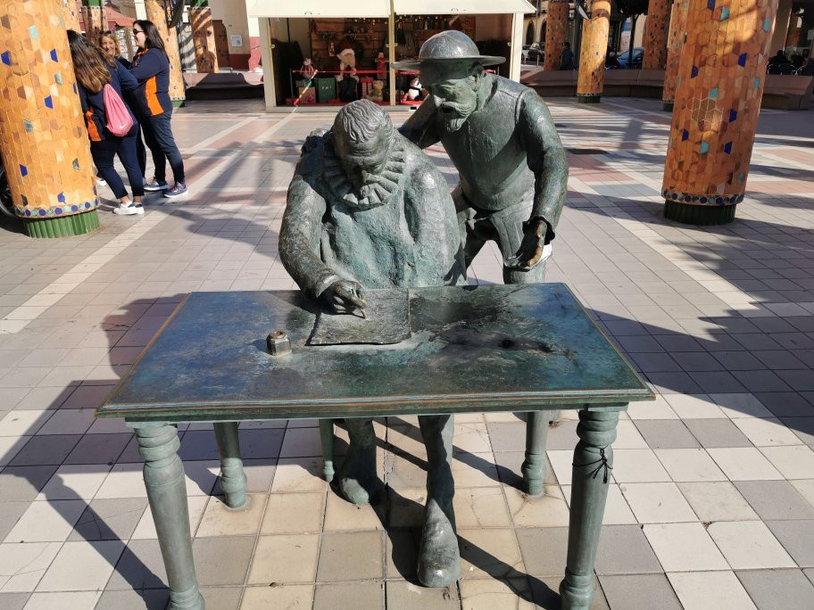 Estatuas de Miguel de Cervantes y El Quijote-梅利利亚必去景点