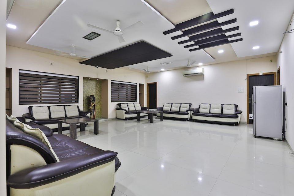 OYO 27662 Varma Palace主图