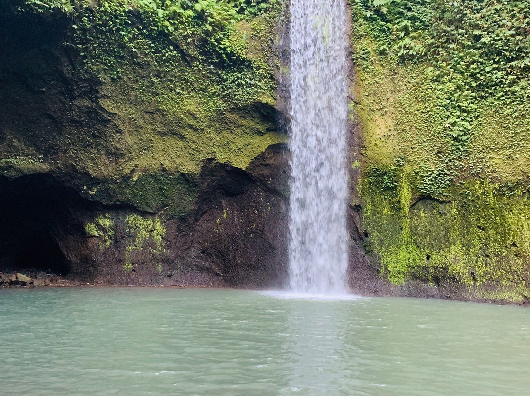Tibumana Waterfall景点图片