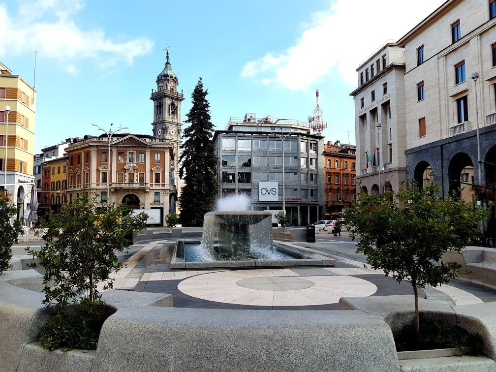Fontana di Piazza Monte Grappa-瓦雷泽必去景点