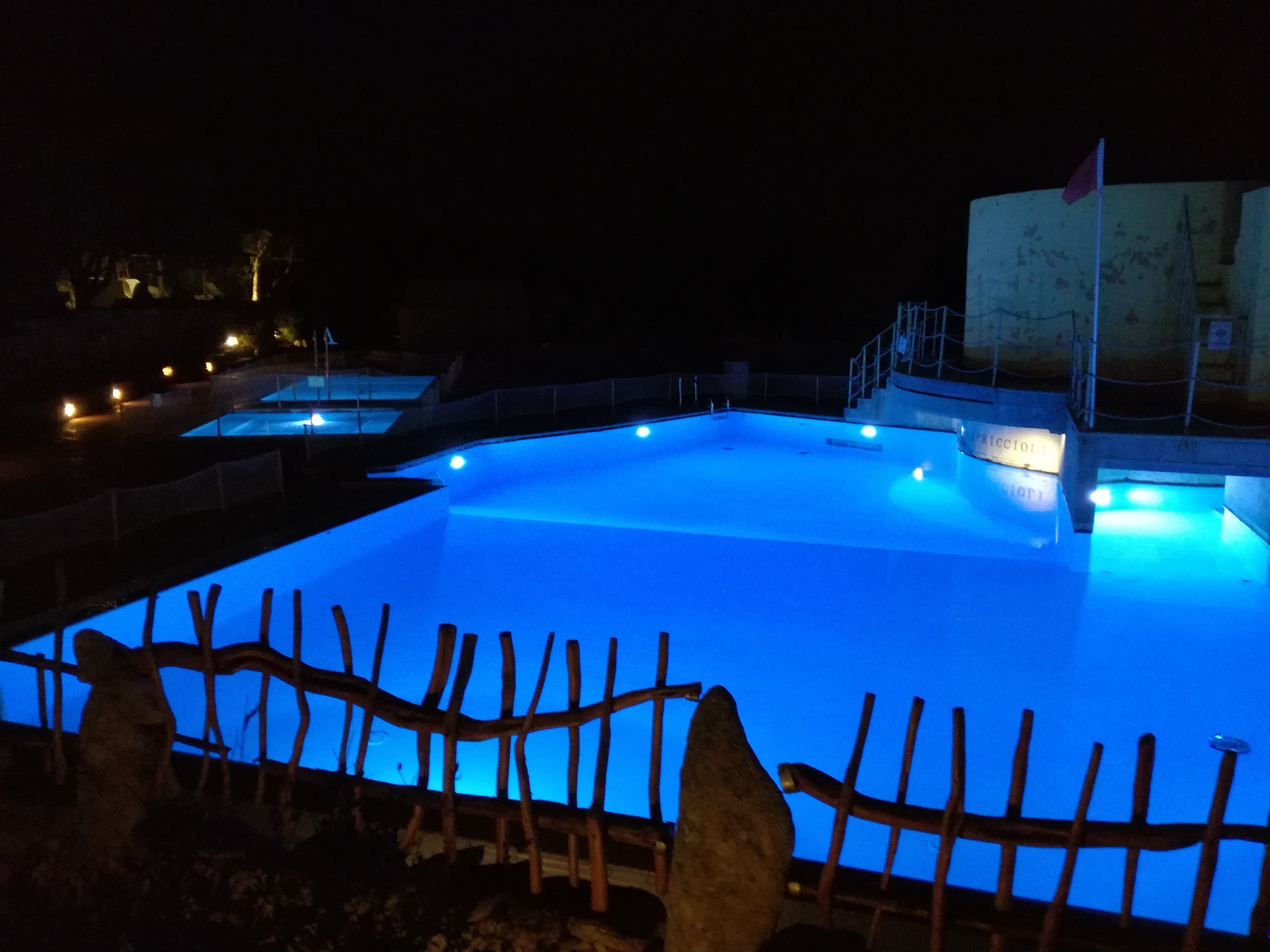 Residenza Capriccioli-泳池