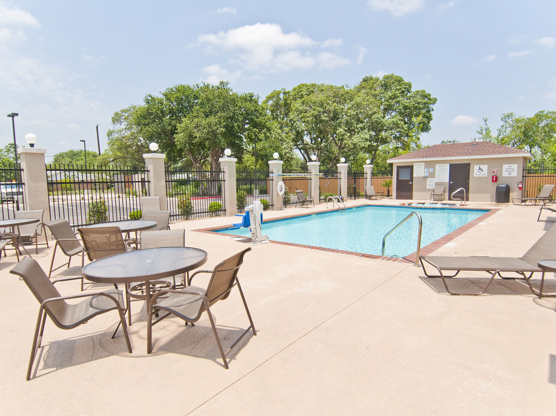 Holiday Inn Express & Suites San Antonio - Frost Bank Ctr By IHG主图