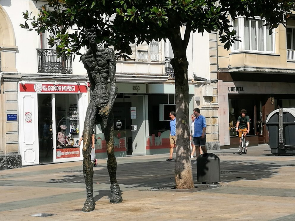 Estatua de El Caminante景点图片