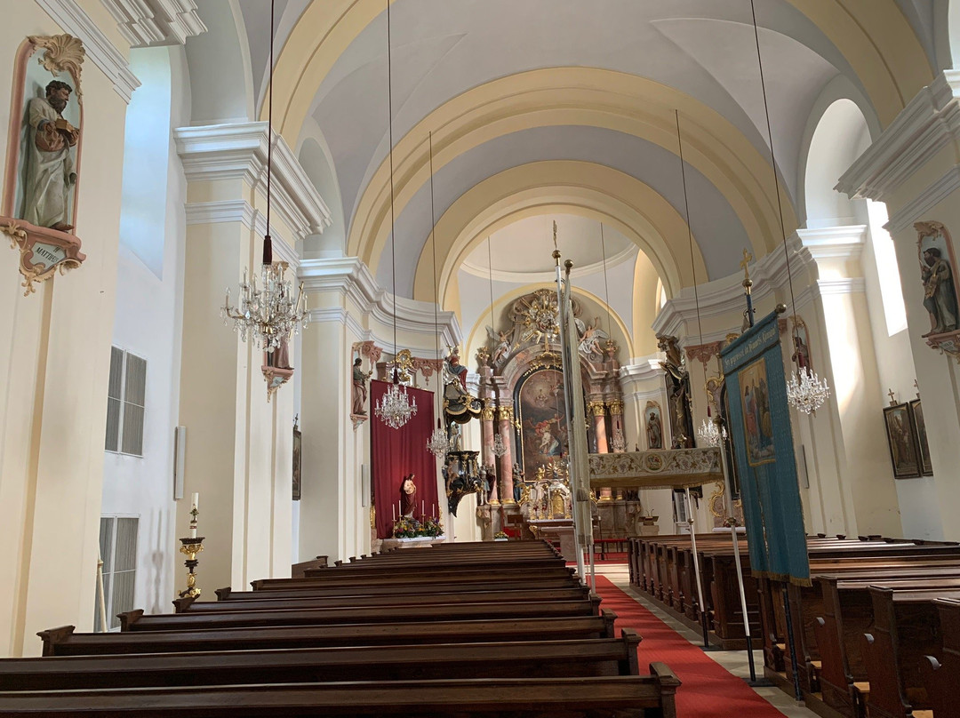 Katholische Pfarrkirche St. Barbara und Agatha-Bad Pirawarth必去景点