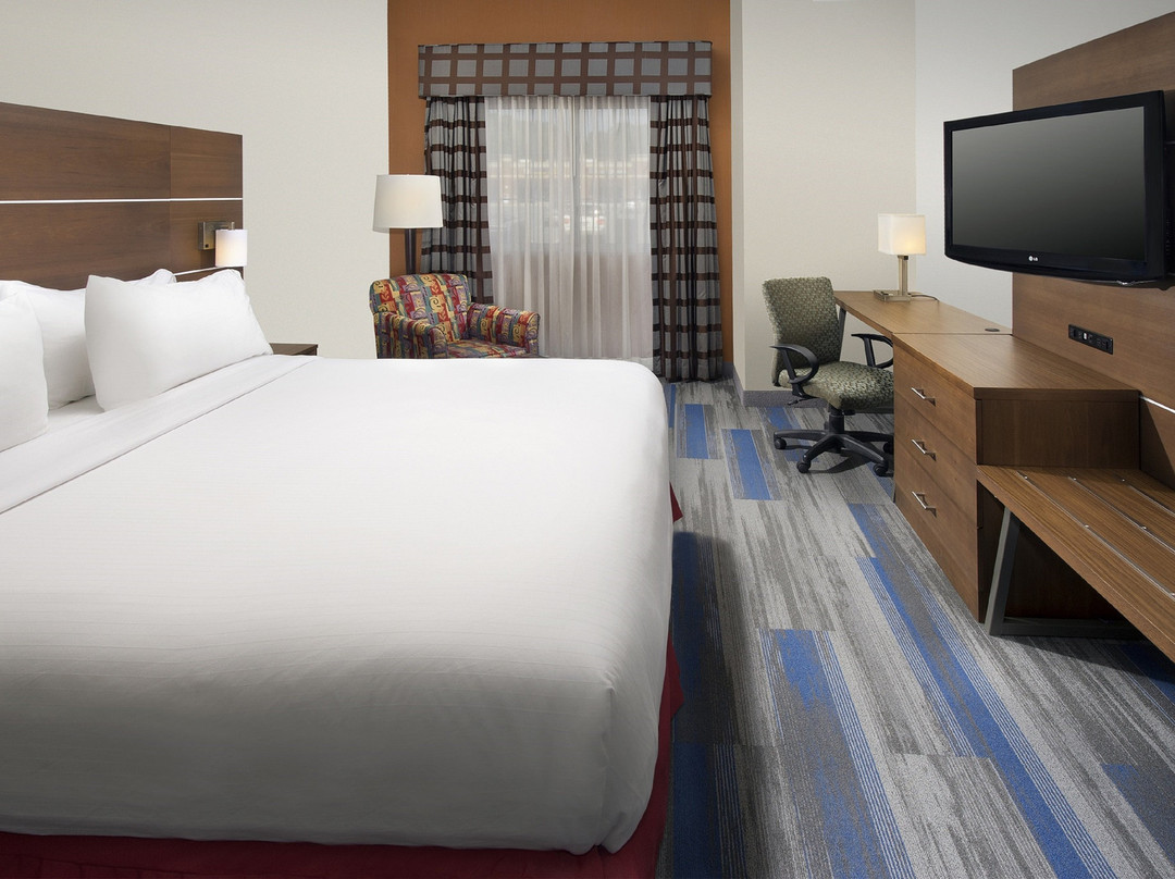 夏律第镇卢斯克维尔假日套房酒店主图