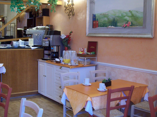 奥林匹亚酒店主图