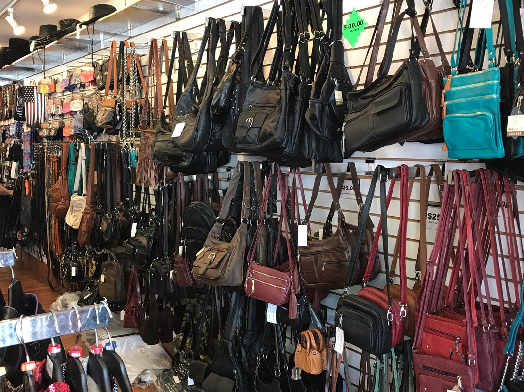 Dakota Leather Outlet-基斯通必去景点