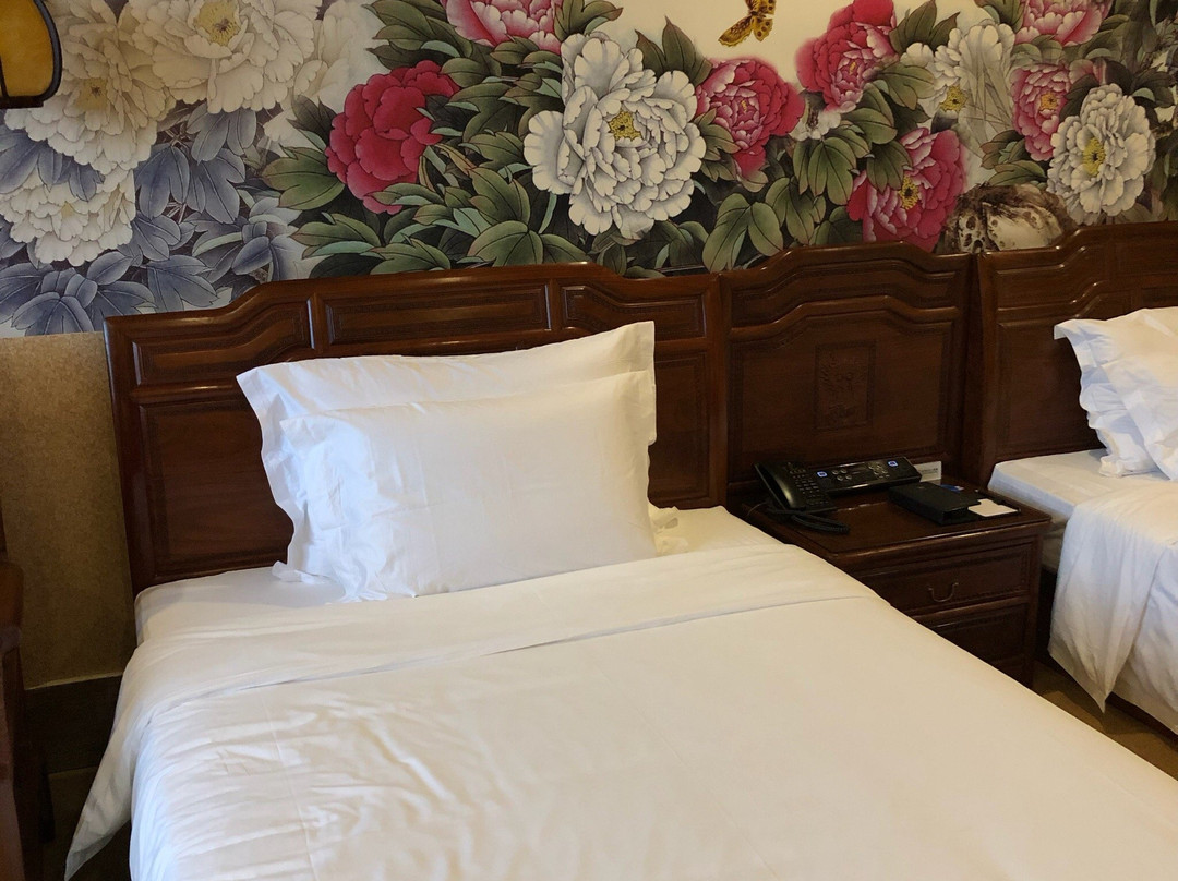 华龙村大酒店主图