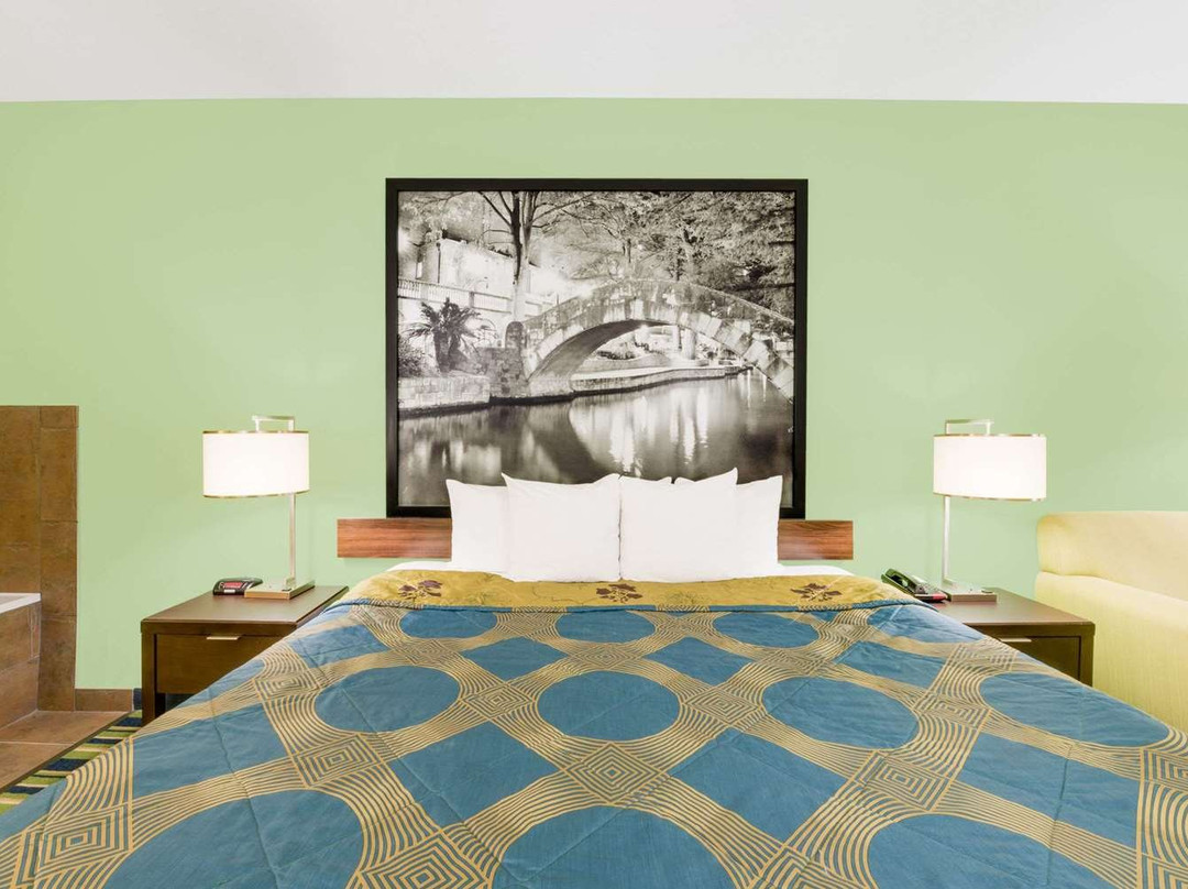 Super 8 by Wyndham Cotulla TX主图