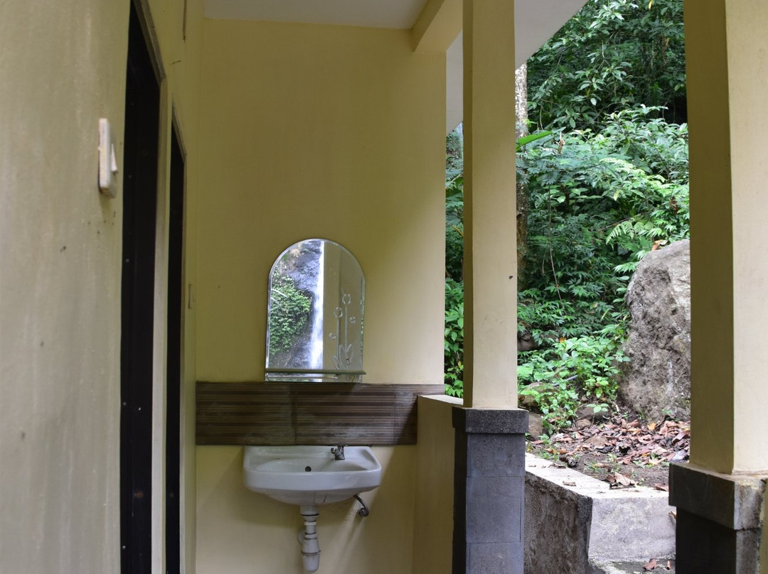 Juwuk Manis Waterfall-佩库塔腾必去景点