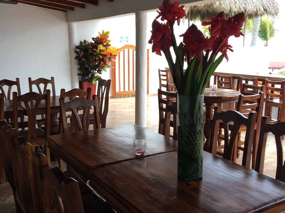 Cuyutlan餐馆和美食-Arriba Del Malecon