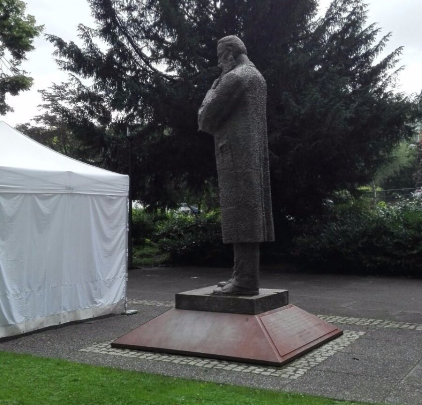 Friedrich-Engels-Denkmal-伍珀塔尔必去景点